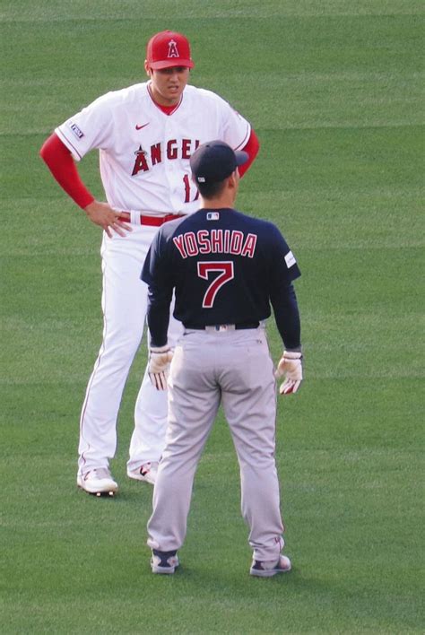 大谷翔平と吉田正尚が試合前のウオームアップで約3分談笑、最後はグータッチ：中日スポーツ・東京中日スポーツ