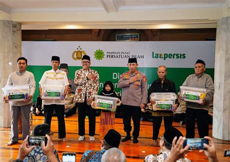 Kapolri Salurkan Ribu Paket Sembako Ke Warga Yang Membutuhkan