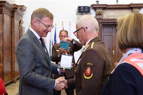 Goldenes Ehrenzeichen Des Landes An Landes Feuerwehrkommandant A D Dr