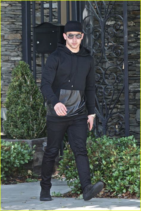 Nick Jonas Leaves NYC After 'SNL' Appearance | Photo 959454 - Photo ...