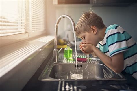 Dobbiamo Bere Due Litri Di Acqua Al Giorno Dmevc