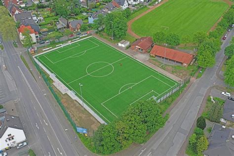 Bei Rot Weiss Dorsten strahlt es grün Der Kunstrasen ist fertig