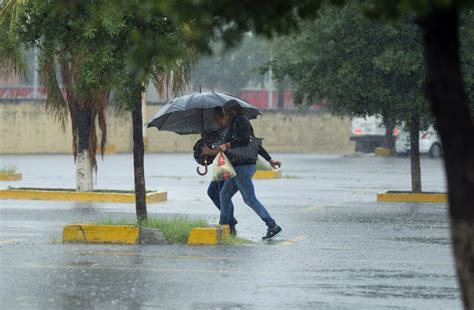 Mujer Es Arrastrada Por El Agua De La Lluvia Y Cae En Una Coladera