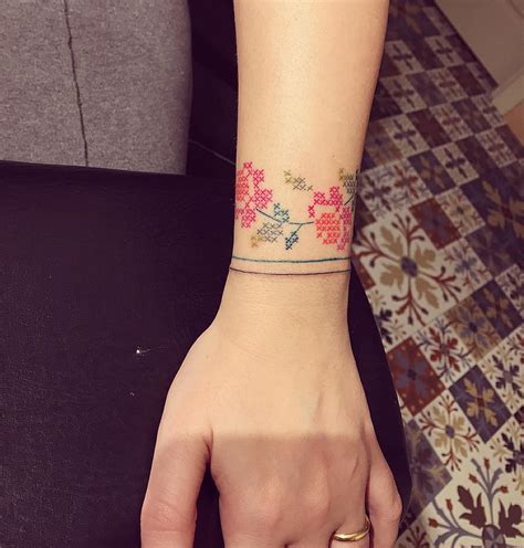 15 Estilos de tatuajes punto de cruz que tu abuelita amaría