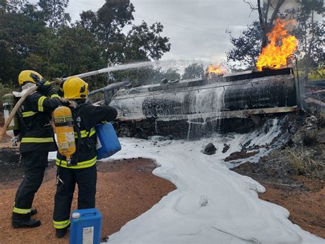 Caminhão tanque carregado de combustível pega fogo perto de Gurupi