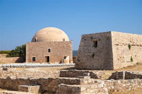 Ruinas Antiguas Construyendo Ventanas Blancas Antiguas De Una Ciudadela