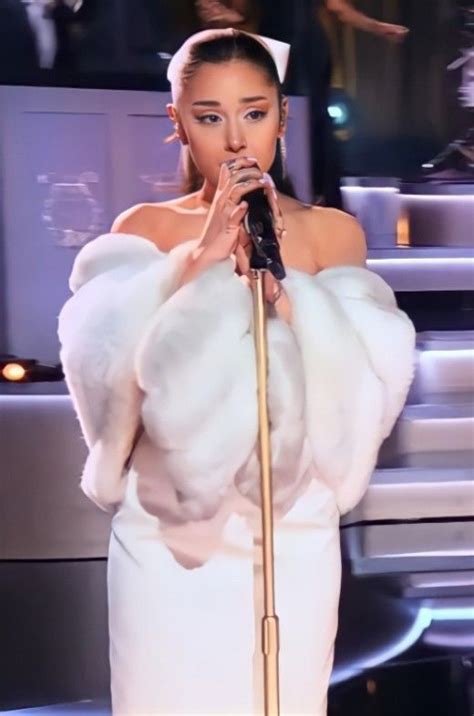 Ariana Grande Performs Santa Can T You Hear Me With Kelly Clarkson