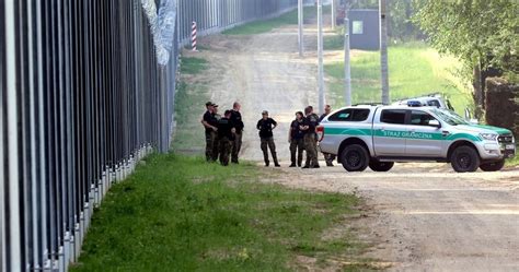 Granica polsko białoruska Kilka ataków na polskie służby Szturm