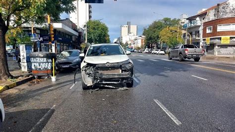 Tres vehículos involucrados en choque en Independencia y Alberti