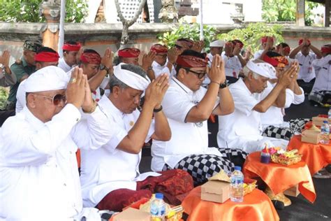 Hadiri Upacara Melaspas Lan Pasupati Ratu Ayu Di Suci Puri Kediri