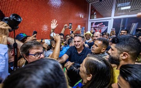 Bolsonaro Recebido Festa Por Apoiadores No Aeroporto De Macei