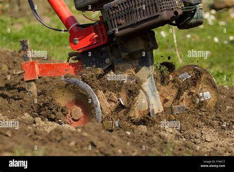 Pflügende hand Fotos und Bildmaterial in hoher Auflösung Alamy