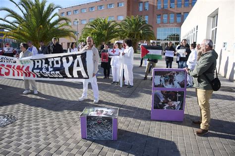 Sanitarios Navarros Se Concentran En Solidaridad Con Gaza