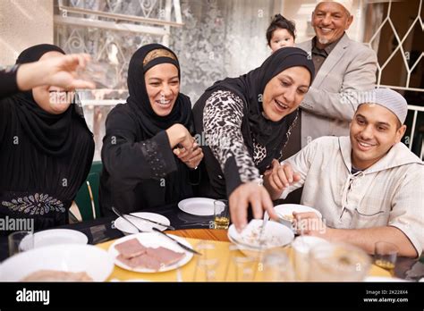 Muslimische Familie Essen Fotos Und Bildmaterial In Hoher Aufl Sung