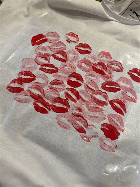 футболка с принтом «поцелуй» | Круглый логотип, Самодельные футболки ...