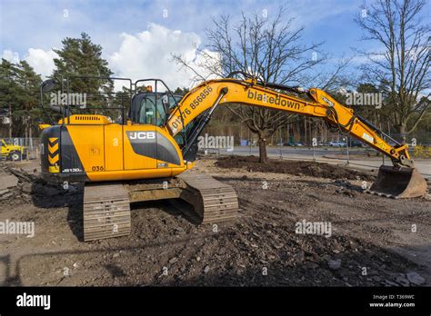 Yellow Caterpillar Tracked Jcb Js130 Lc Heavy Plant Digger Tracked Excavator With Bucket Scoop