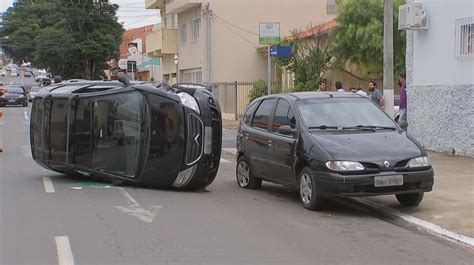 Carro tomba após ser fechado por motorista e bater em veículo