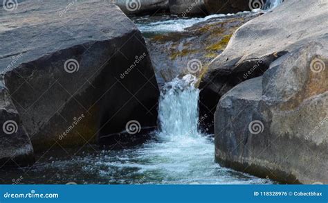 Coulez L Eau En Rivi Re De Montagne Versant Sur De Grandes Pierres