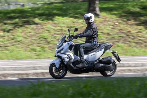 Test Sym Adx Lo Scooter Che Trasforma La Citt In Una Giungla