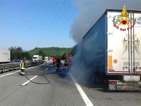 Camion Carico Di Carta A Fuoco Sulla A Traffico In Tilt Foto