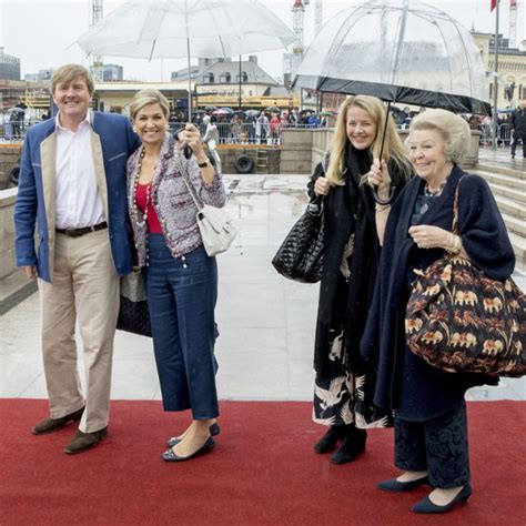 Los Reyes Y Las Princesas Mabel Y Beatriz De Holanda En El