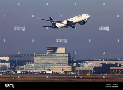 Flugzeug Am Frankfurter Flughafen Flughafen Fraport D ABPB LUFTHANSA