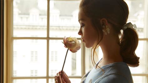 Download Wallpaper Girl Rose Actress Window Hairstyle Sophie