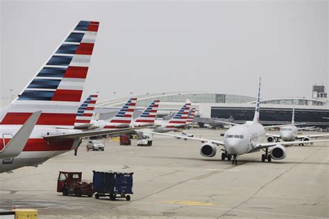 Passageiro é contido fita adesiva após tentar abrir porta de avião