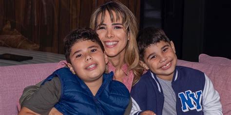 Wanessa Camargo Re Ne Fam Lia Para Acompanhar Sua Apresenta O J