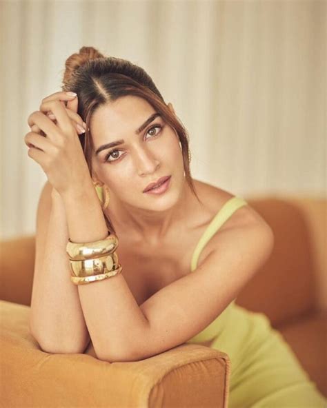 Kriti Sanon Flaunts Her Hot Figure In Sleeveless Tube Top With Pencil