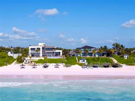 The marvelous Pink Sand Beach in Harbour Island Bahamas