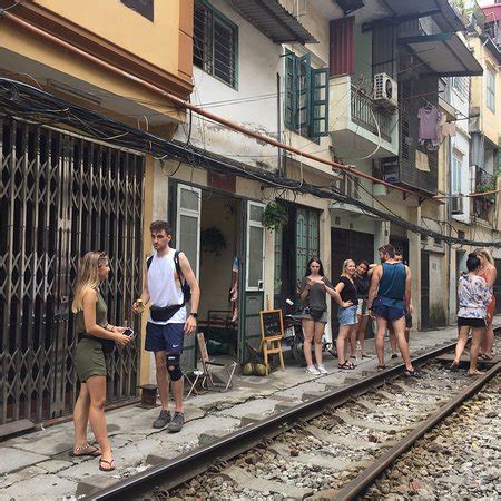 HANOI TRAIN TRACK CAFE Hanói Fotos Número de Teléfono y Restaurante