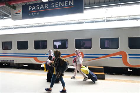 Banjir Kai Batalkan Semua Perjalanan Kereta Api Dari Stasiun Senen Dan