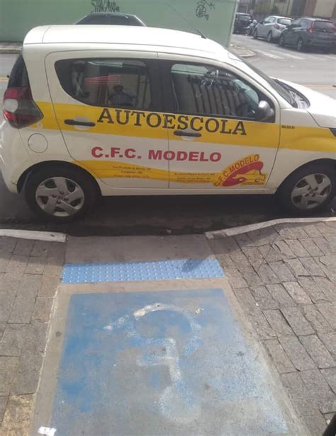 Carro de autoescola é flagrado estacionado em frente rampa para