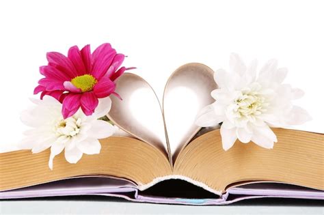 Libro abierto con forma de corazón de páginas y flores aisladas en