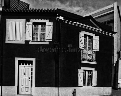 Fachadas Coloridas De Casas Na Margem Do Rio Lima Em Viana Do Castelo