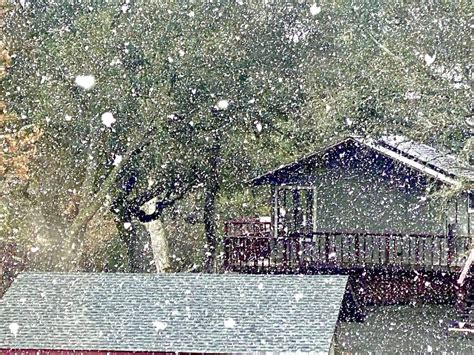 Snow falls in Sonoma Valley