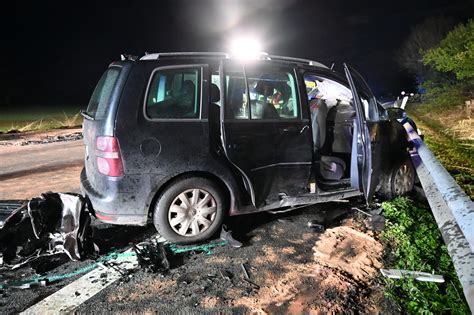 Unfall Auf Der B72 Drei Menschen Sterben Vier Menschen Schweben In