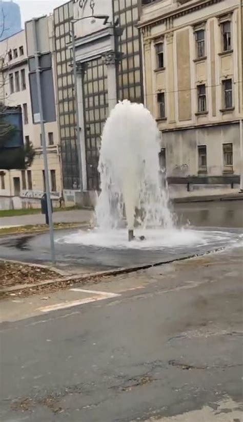 Gejzir I U Sarajevskoj Ulici Voda Iz Hidranta Iklja Na Sve Strane