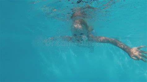 Un Ni O De A Os Nada Bajo El Agua En Una Piscina Almacen De Video