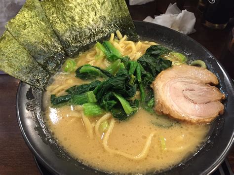 横浜家系ラーメン王子家 醤油豚骨ラーメン 注文時に麺の固さ、味の濃さ、脂の量が選べます。豚骨ラーメンは塩と醤油が選べ Flickr