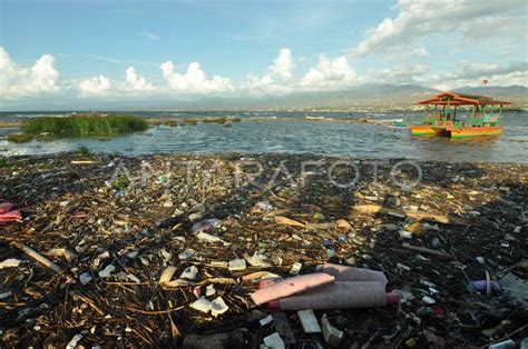 Sampah Kembali Menumpuk Di Pantai Antara Foto