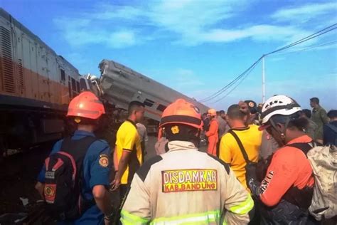 Kereta Api Jalan Memutar Akibat Tabrakan Ka Turangga Dengan Commuter