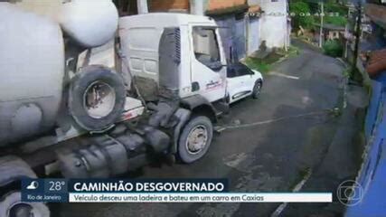 Caminhão desgovernado desce ladeira e invade casa na Baixada Fluminense