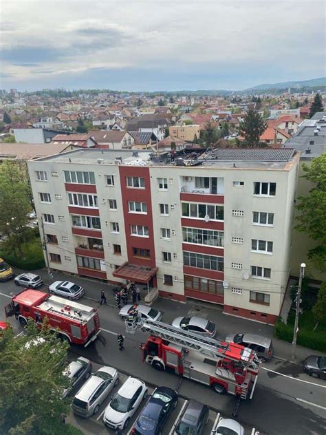 FOTO INCENDIU pe acoperișul unui bloc din Cluj Napoca Au luat foc