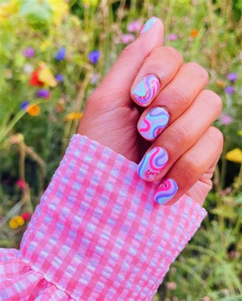 10 70s Inspired Nail Art Ideas For Your Manicure Who What Wear