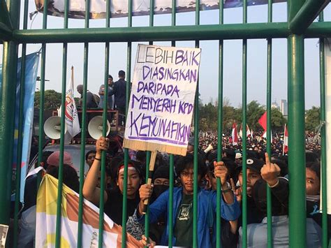 Massa Demo Mulai Memaksa Masuk Ke Gedung DPR Okezone Nasional