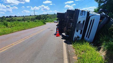 Motorista Perde Controle Da Dire O E Tomba Caminh O Na Pr Em