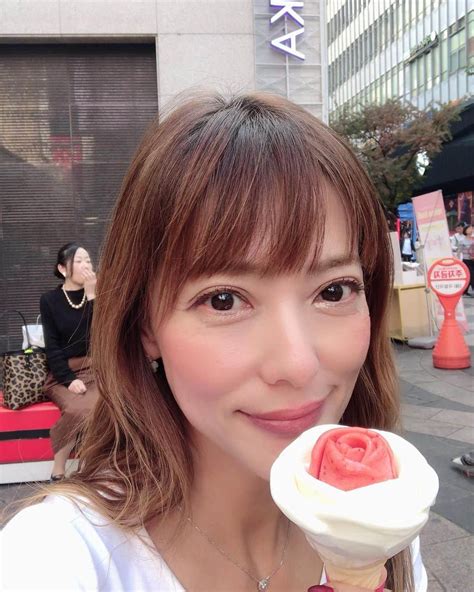 箕輪玖美さんのインスタグラム写真 箕輪玖美instagram 「ソウルは連日快晴で半袖で丁度良い陽気☀️ ソフトクリーム食べたり、お散歩したり、心地良い〜 ️ 明洞 バラのソフト