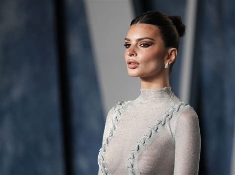 La Confesión De Emily Ratajkowski Sobre El Abrigo De Cuero Que Utilizó